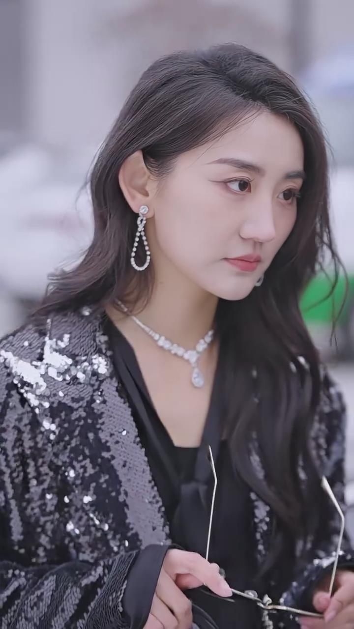 影帝夫人又去当群演了封面